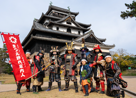 武者に扮したガイドが松江城をご案内写真